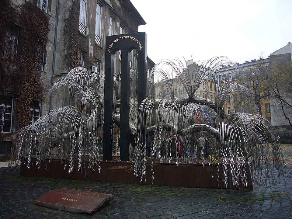 File:Memorial of the Hungarian Jewish Martyrs.jpg