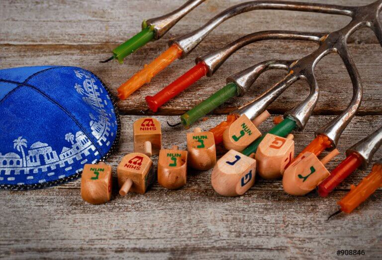 hanukkah-background-with-menorah-dreidel-908846
